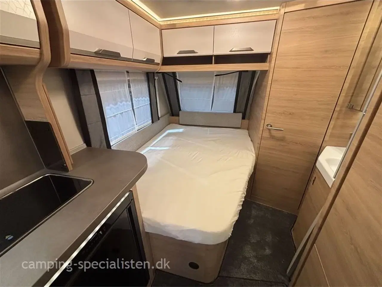 Billede 7 - 2026 - Knaus Südwind 450 FU   Nyhed 2026 Knaus 450 FU BLACK SELECTION kan snart ses hos Camping-Specialisten.dk