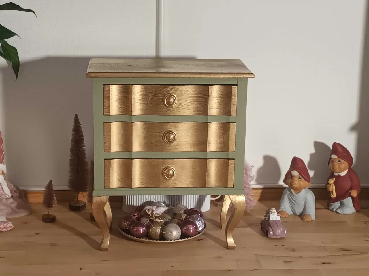 Billede 1 - Nyistandsat kommode med 3 skuffer i grøn og guld