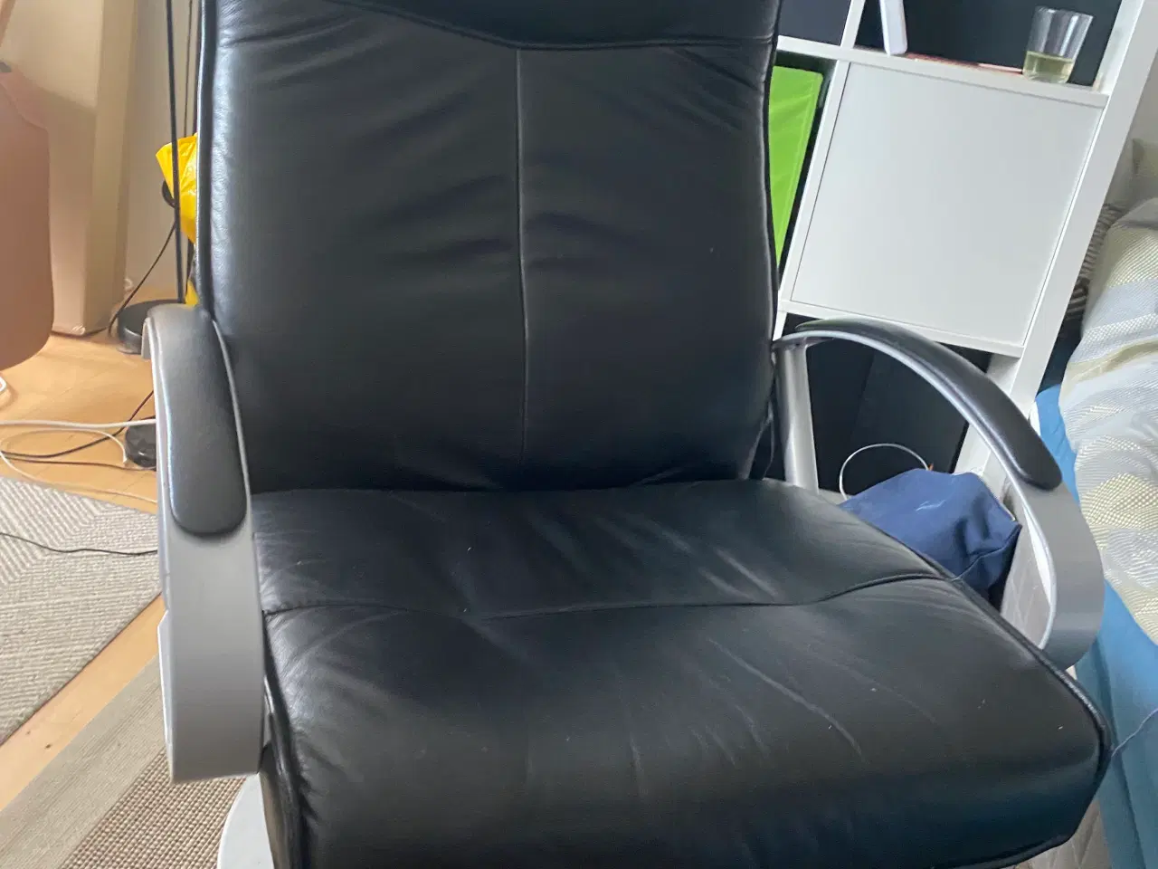 Billede 2 - Sort lænestol med fodskammel