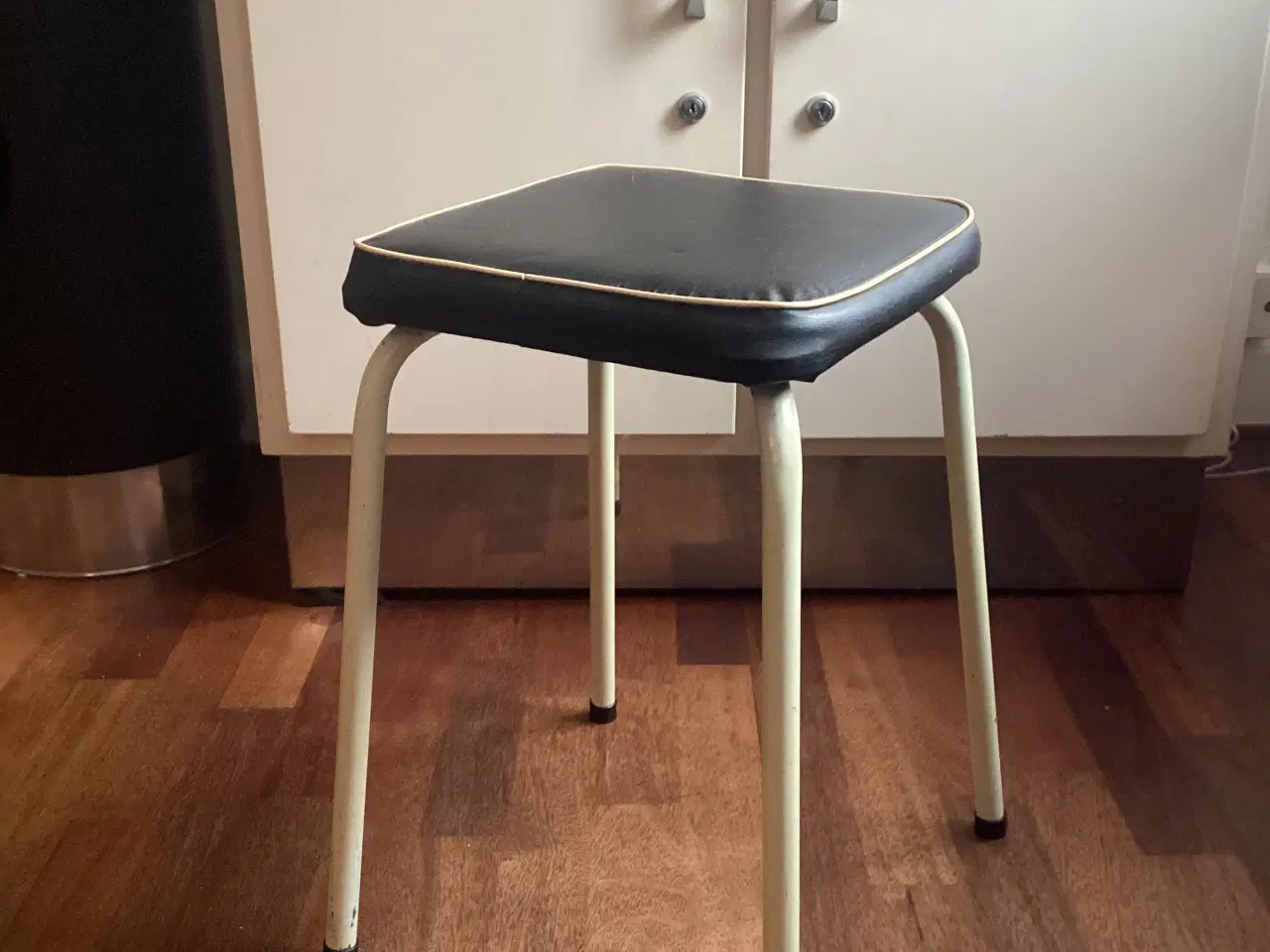 Billede 1 - Retro taburet med sort nappa sæde