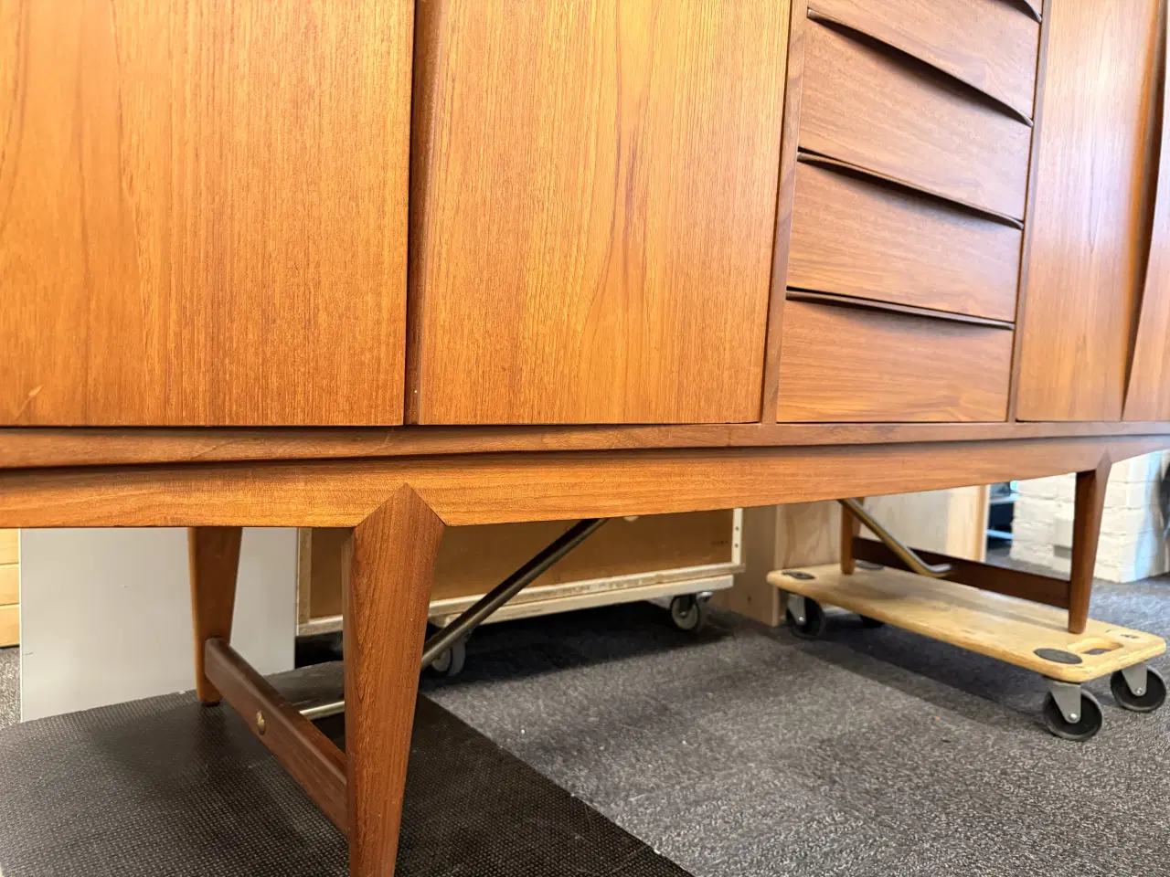 Billede 2 - Teaktræ skænk flot. Fejler ontet