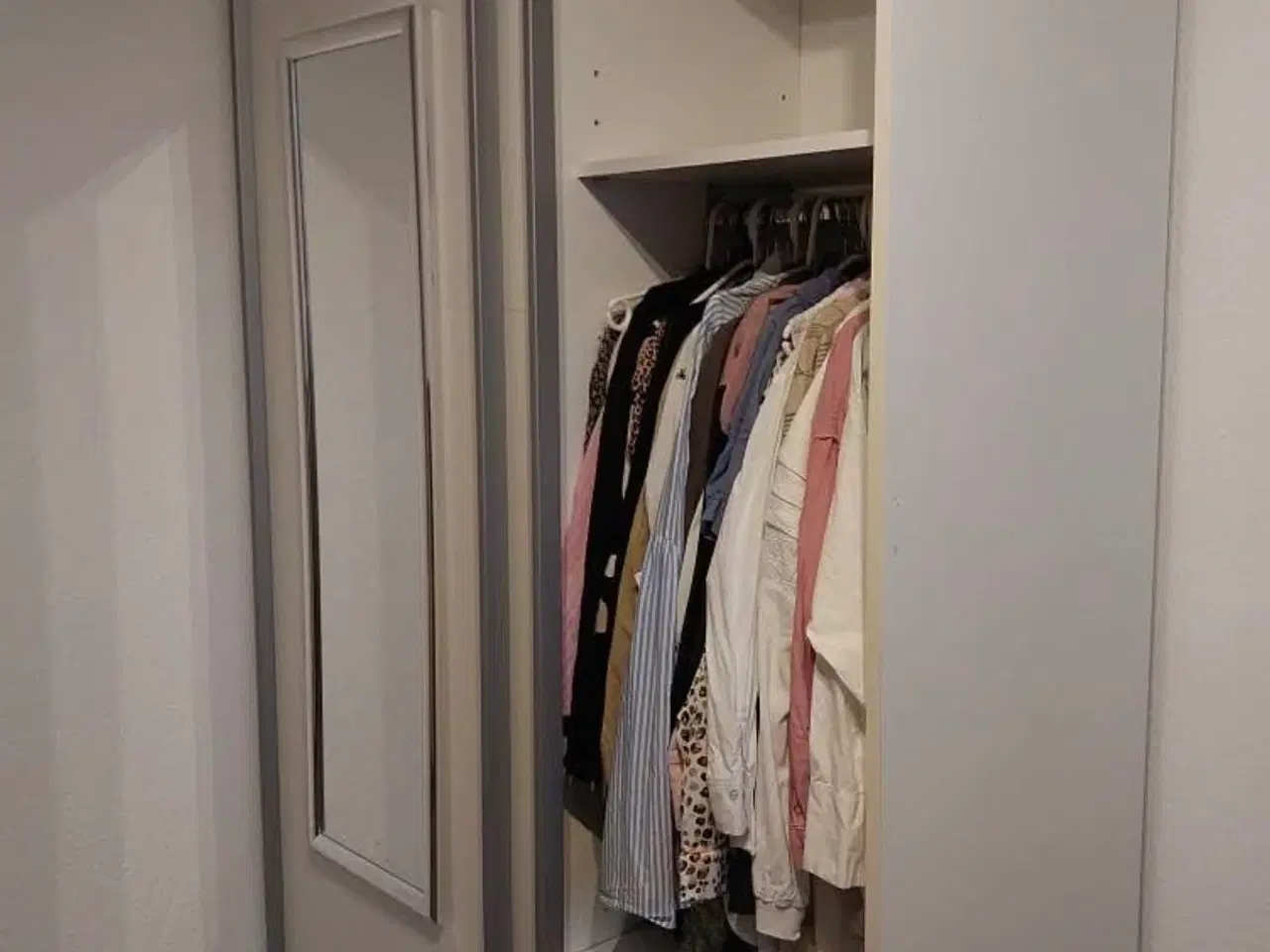 Billede 3 - Flot garderobeskab m. Skydedøre og ekstra hylder 