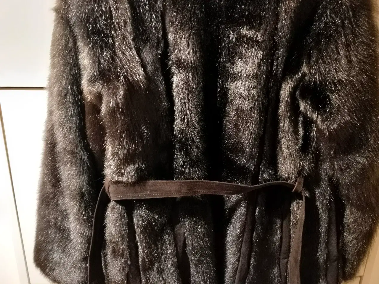 Billede 2 - Pelsjakke med ruskindsbælte