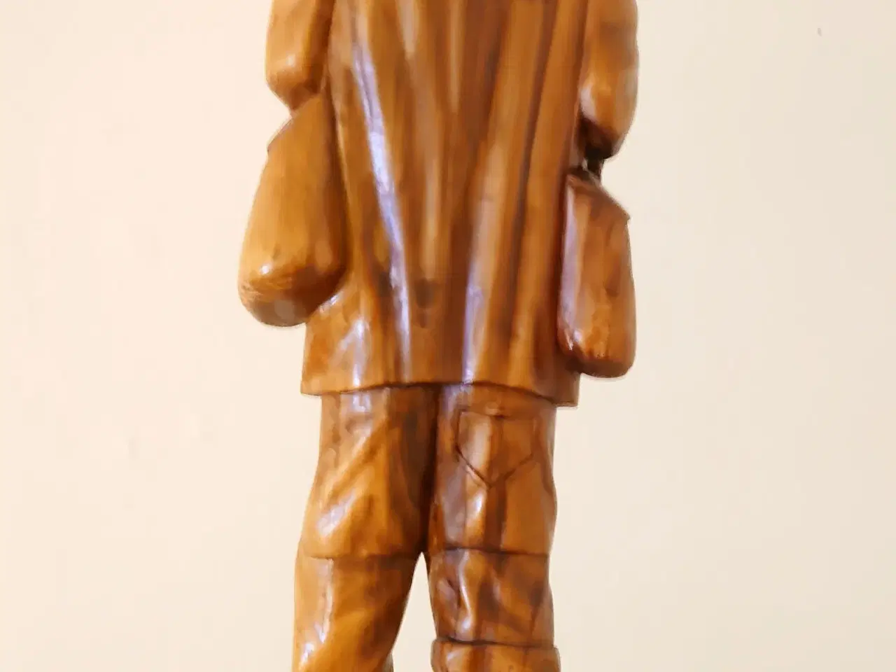 Billede 3 - 52cm høj træfigur af ældre mand.