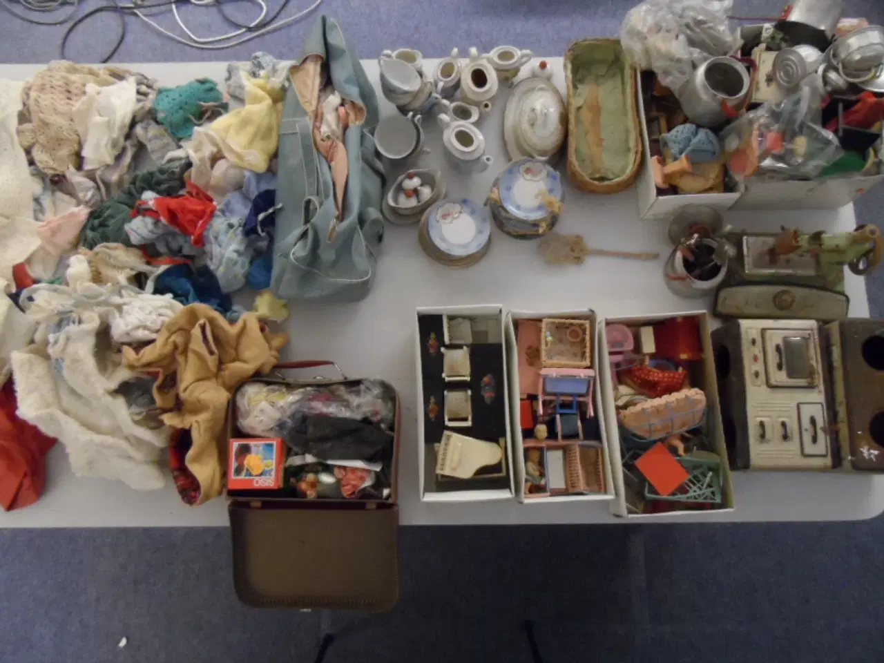 Billede 2 - Gamle dukker med tøj og udstyr