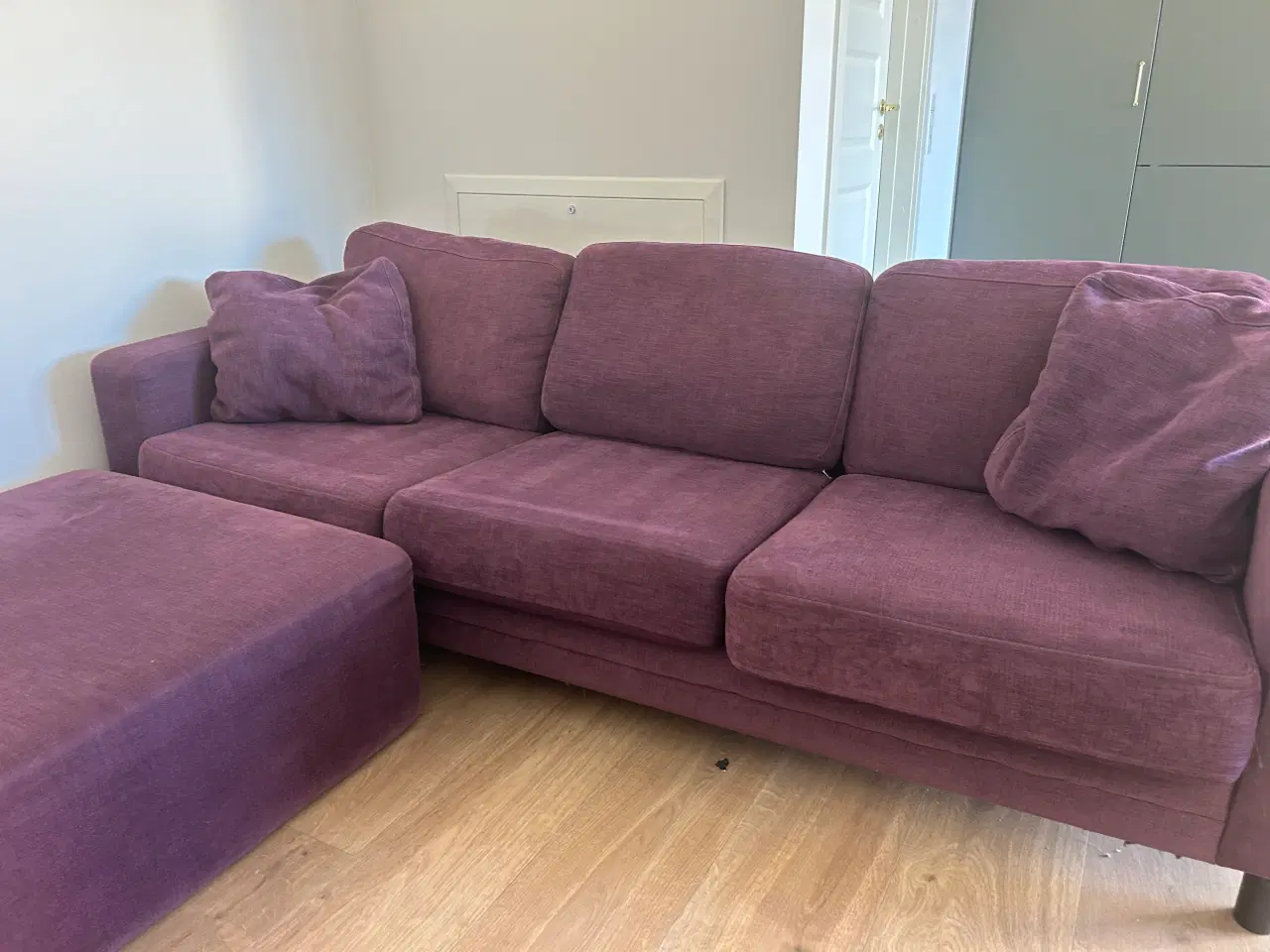 Billede 2 - Sofa i lilla stof med tilhørende puf 