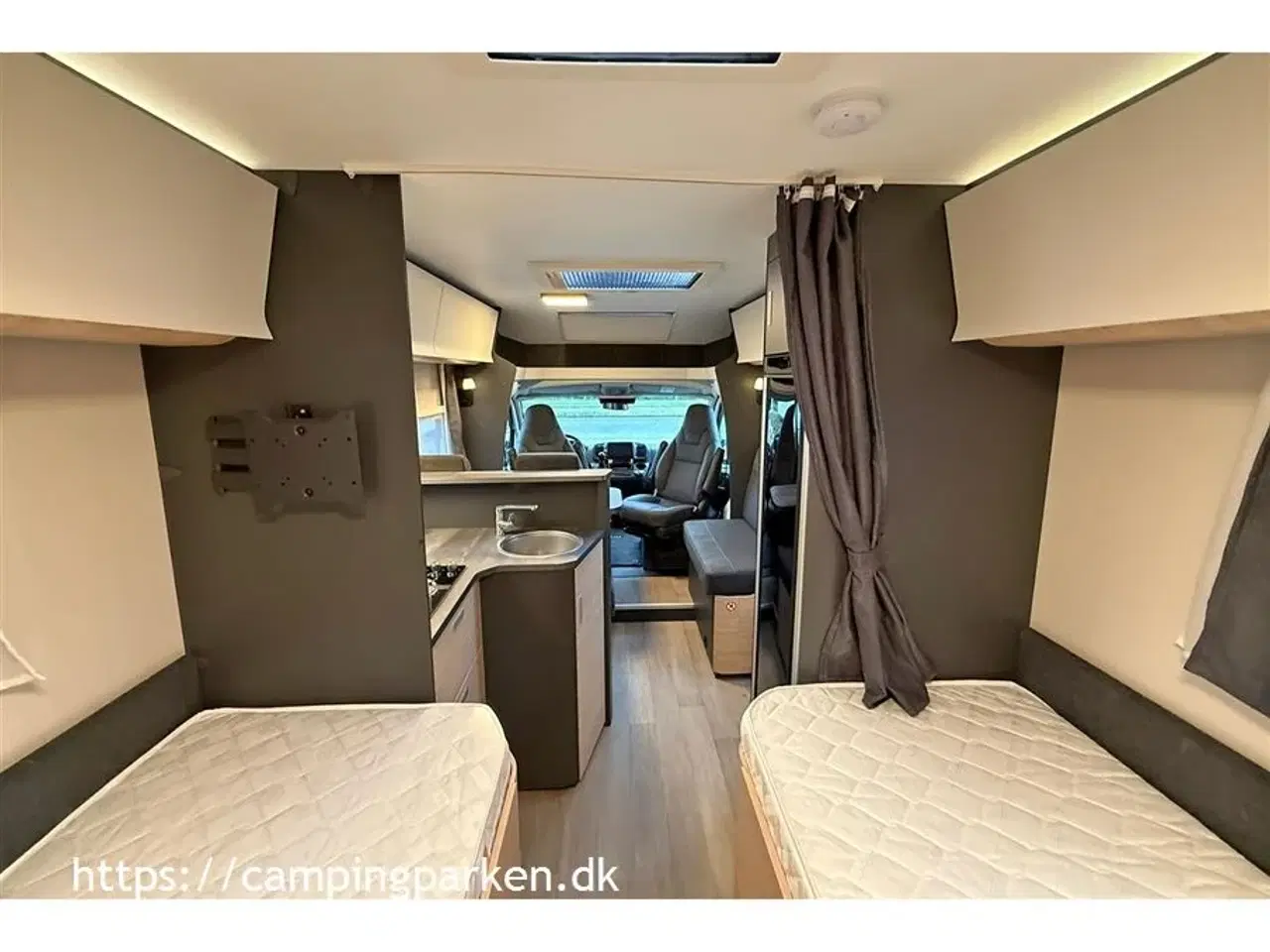 Billede 8 - 2024 - Hobby Optima De Luxe T70 GE aut.   Næsten ny Hobby autocamper med enkeltsenge