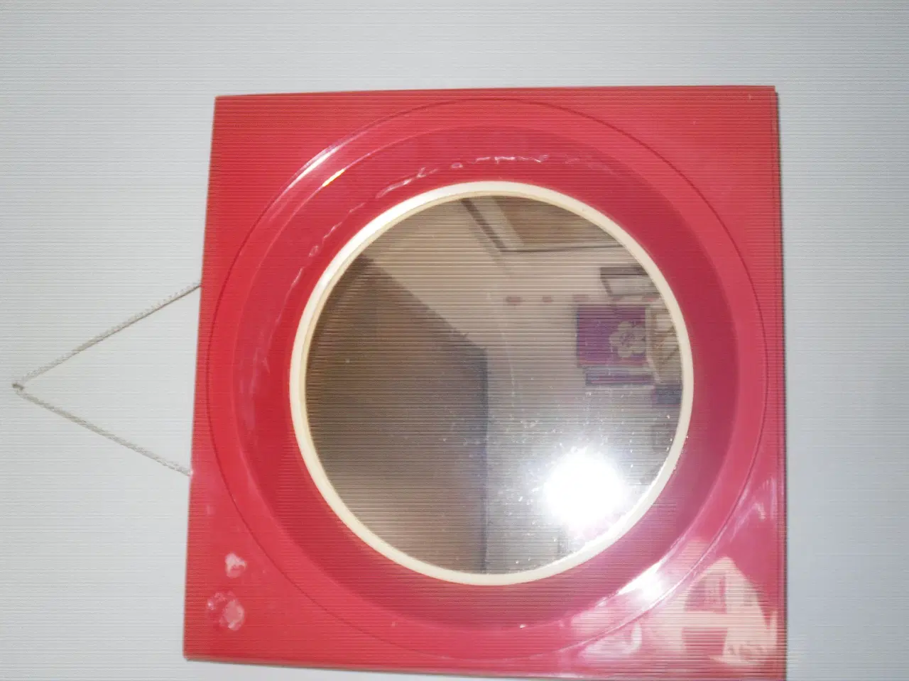 Billede 2 - RETRO. Sødt lille rødt spejl fra 70erne.