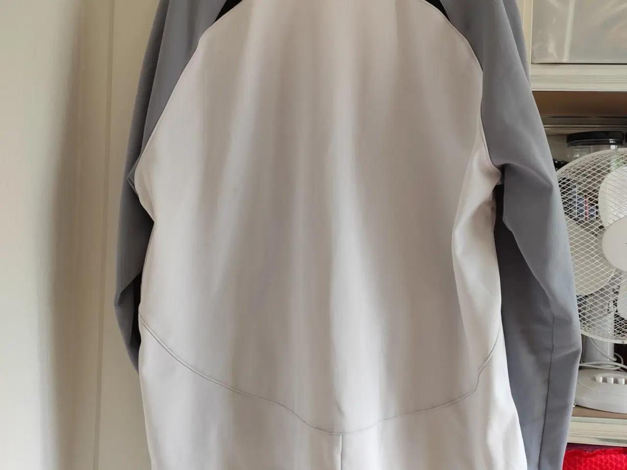 Billede 2 - Liverpool træningstrøje, hvid og grå