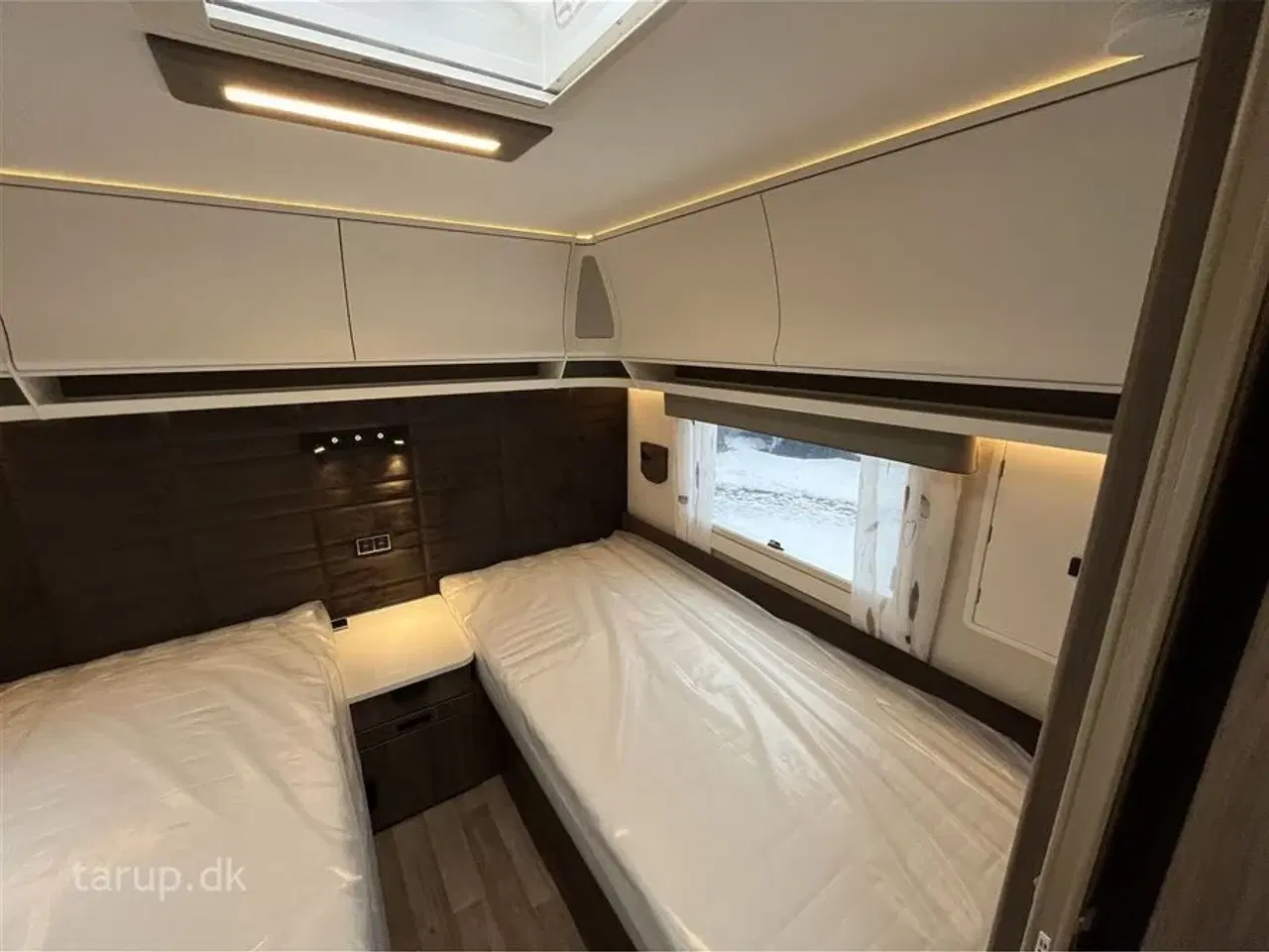 Billede 8 - 2026 - Kabe Ametist 560 GLE KS B2 PREMIUM LINE   enkeltsenge, udtræk til dobbeltseng, rundsiddegruppe i mørkegråt skind, ALDE centralvarme, vandbåren gulvvarme, stort kompressor køleskab