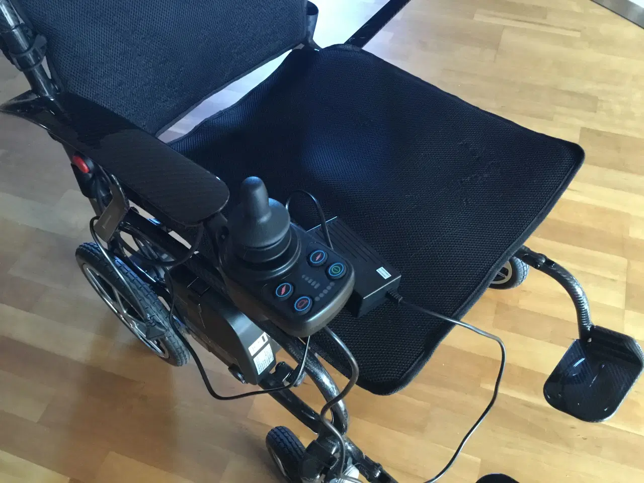 Billede 4 - SPLINTERNY. EL. KØRESTOL m/ joystick 
