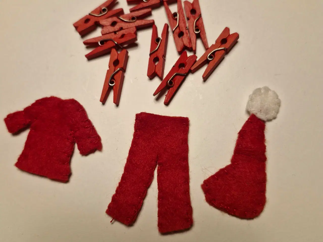 Billede 4 - Nissetøj på tørresnor 