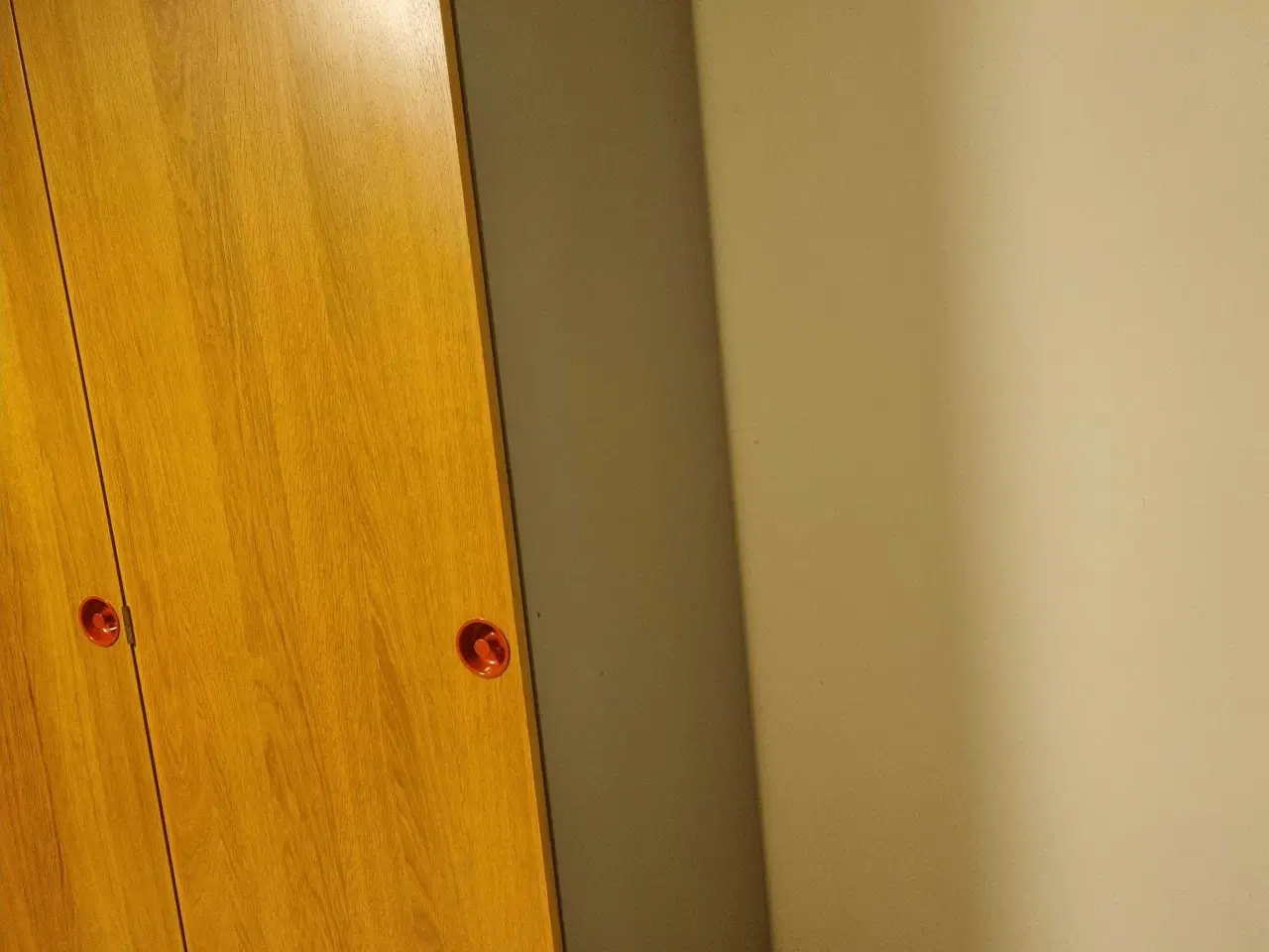 Billede 2 - Retro skabe med røde håndtag 