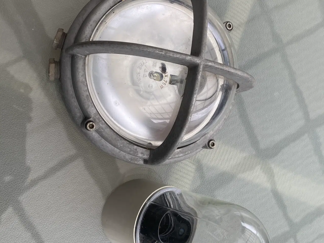 Billede 1 - Skotlampe i aluminium og staldglas lampe med skrå 