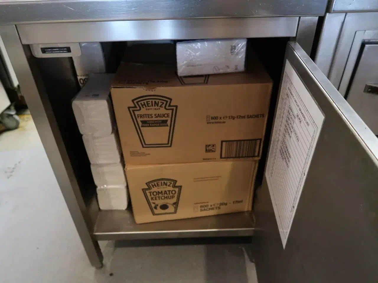 Billede 6 - Serveringsstation med indhold