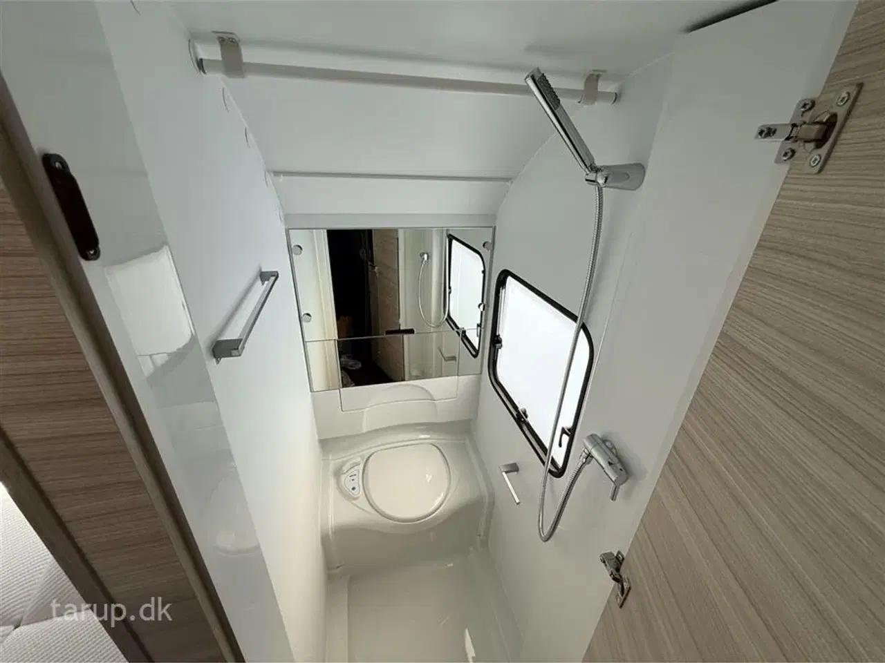 Billede 16 - 2026 - Adria Altea 432 PX   Dobbeltseng, Truma blæservarme, gulvvarme, 90 l. køleskab m/ fryser, hjulafdækning, stabilisator