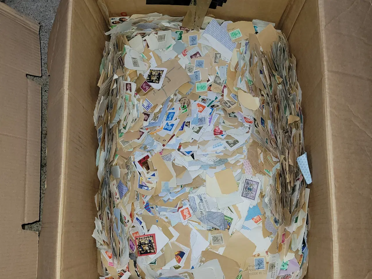 Billede 2 - 2 flyttekasser med frimærker (29 kg.) inkl. kasser
