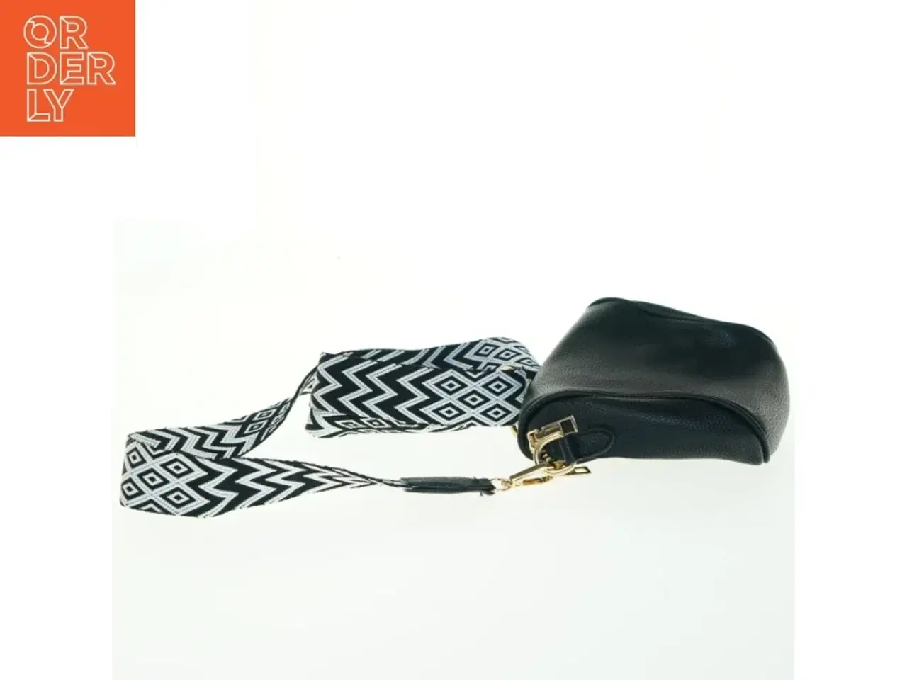 Billede 3 - Lille sort skuldertaske med dekorativ rem (str. 18x23 cm)