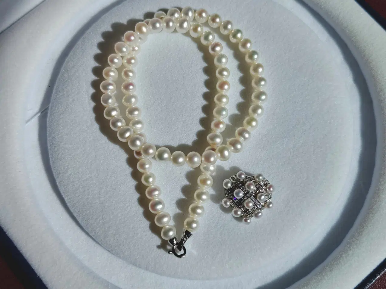 Billede 7 - Perlehalskæde med hjertevedhæng