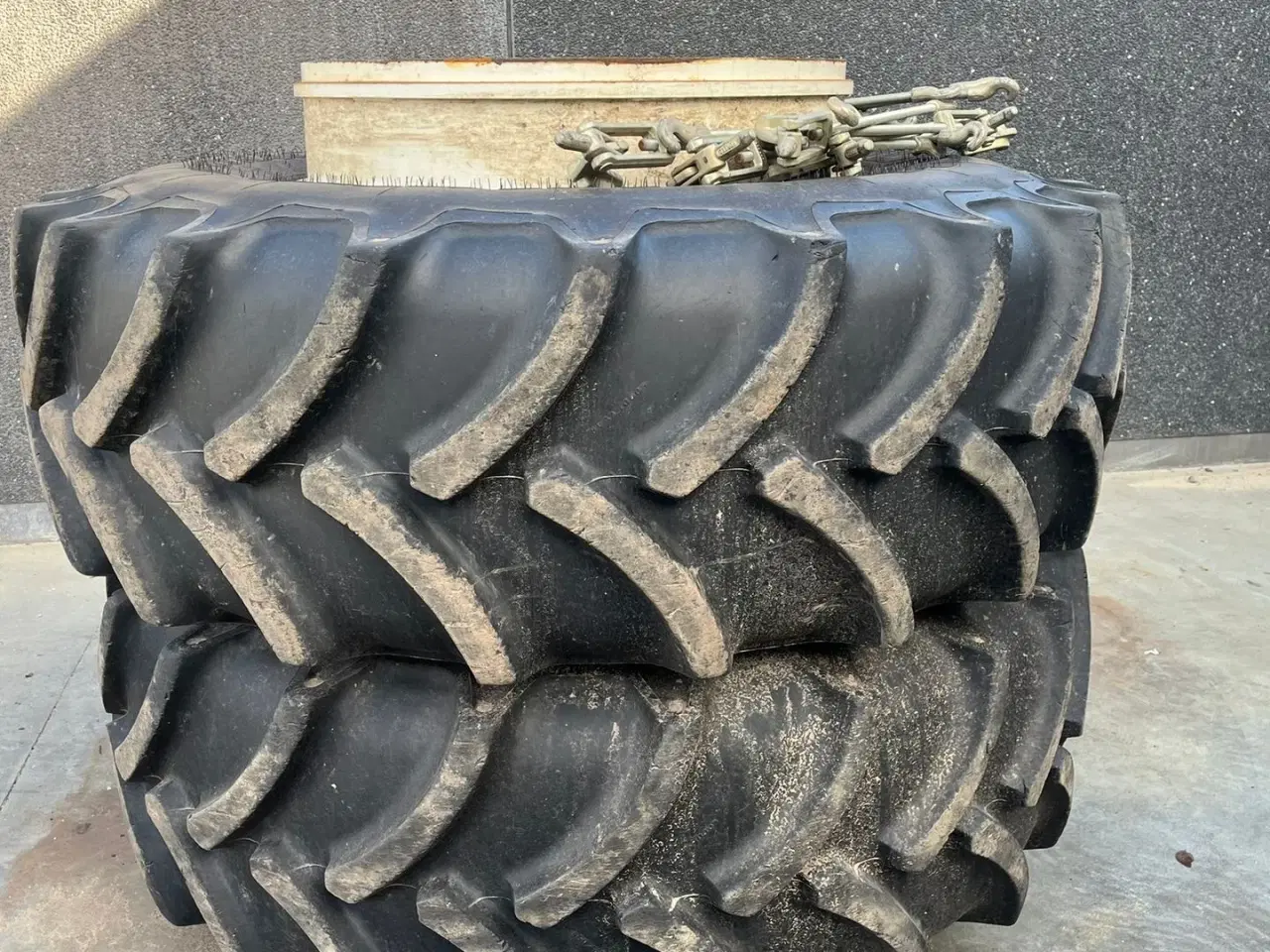 Billede 1 - Tvillingehjul 650/85R42 650/85R42 med ca 80% dæk og 12stk låse. Rigtigt fint sæt tvillinghjul.