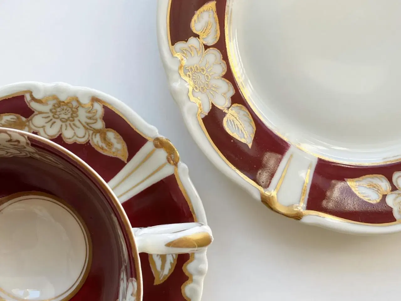 Billede 5 - Triosæt, stor kop m underkop og kagetallerken, bordeaux og guld