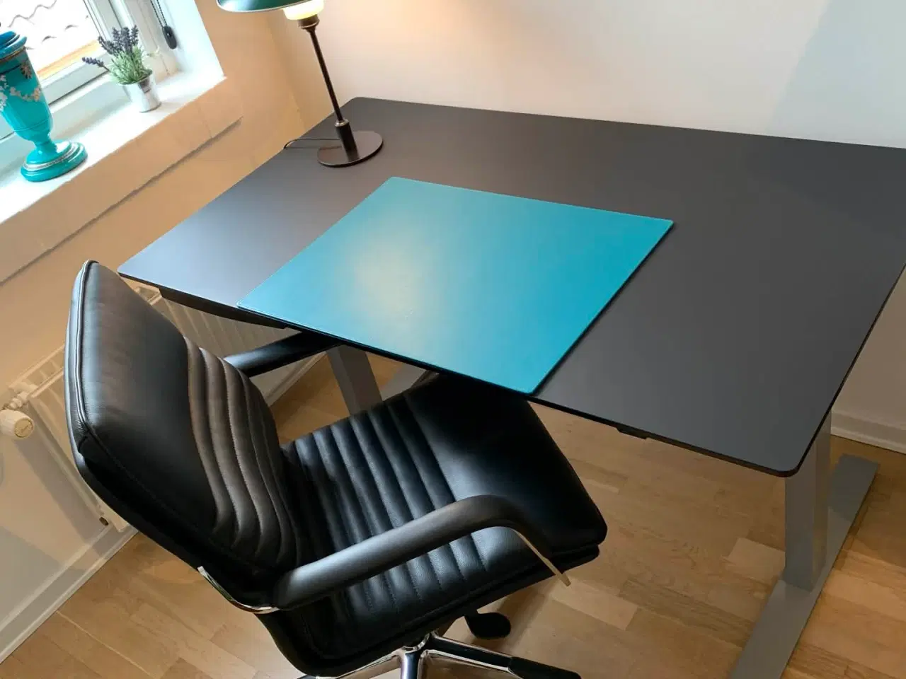 Billede 2 - Hæve-sænke bord med sort bordplade i CUBE Design