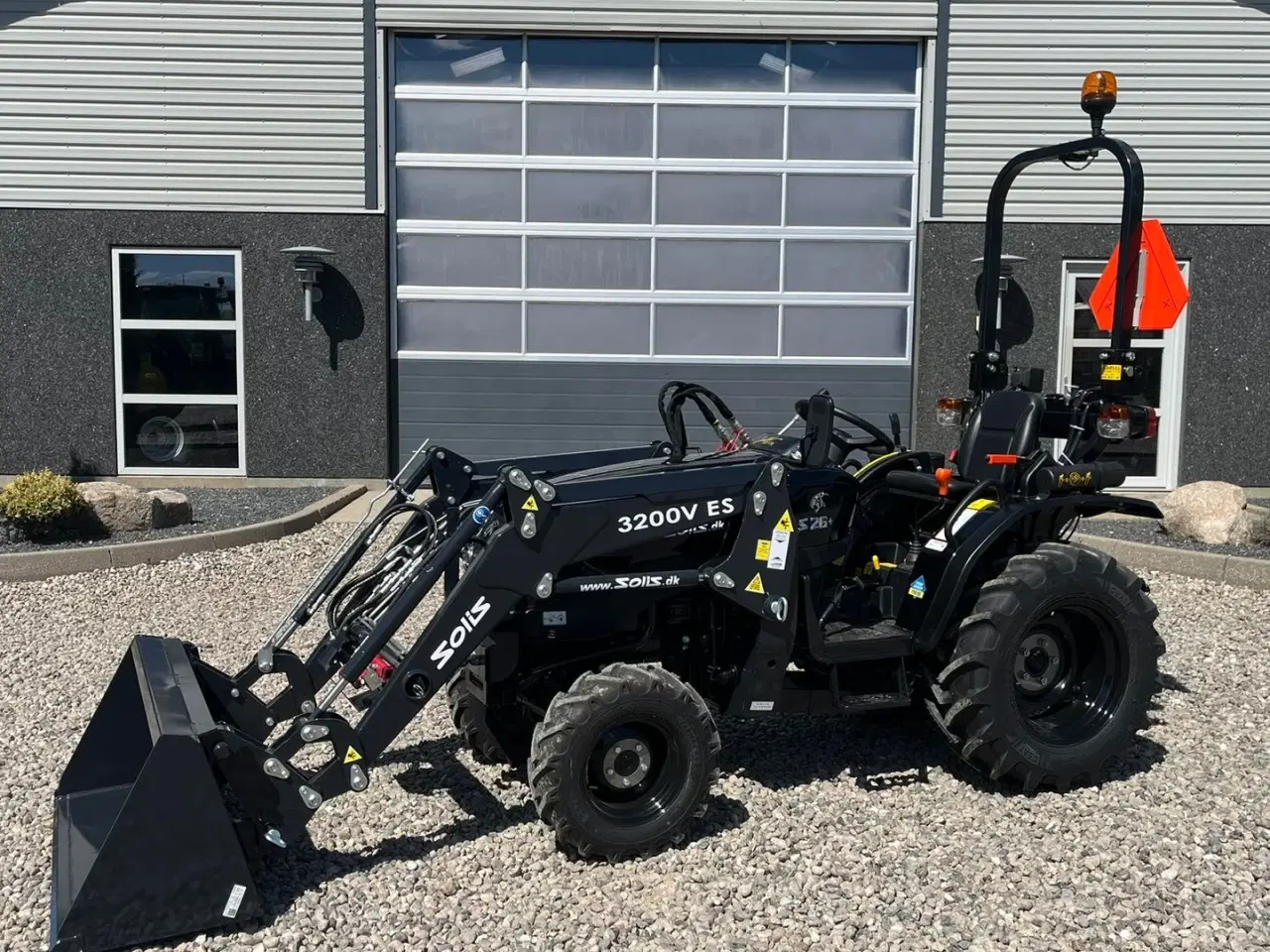 Billede 1 - Solis S26 6+2 gearmaskine Limited Edition i sort med brede hjul og Fuldhydraulisk frontlæsser