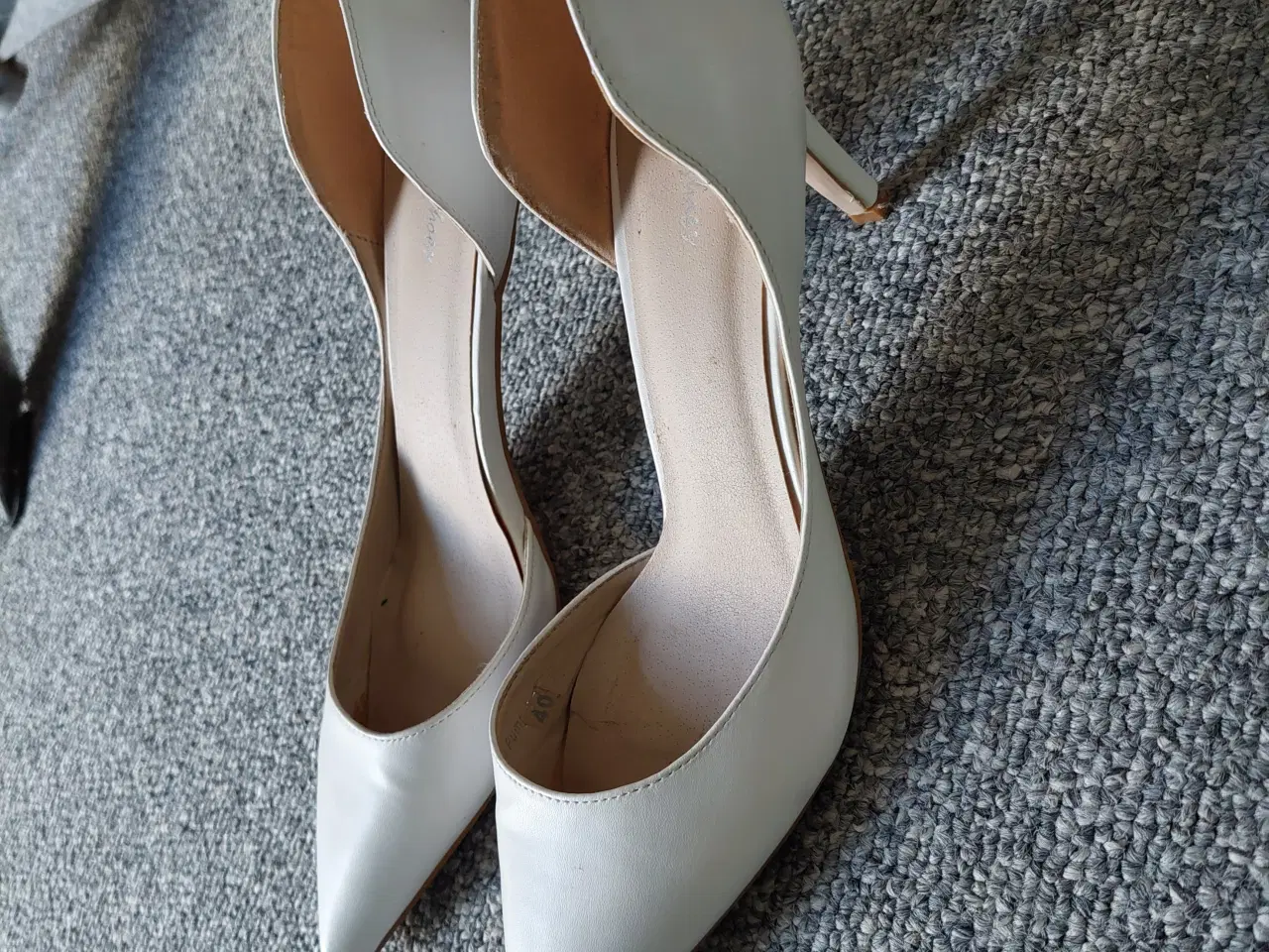Billede 2 - hvid farve sko, str. 38