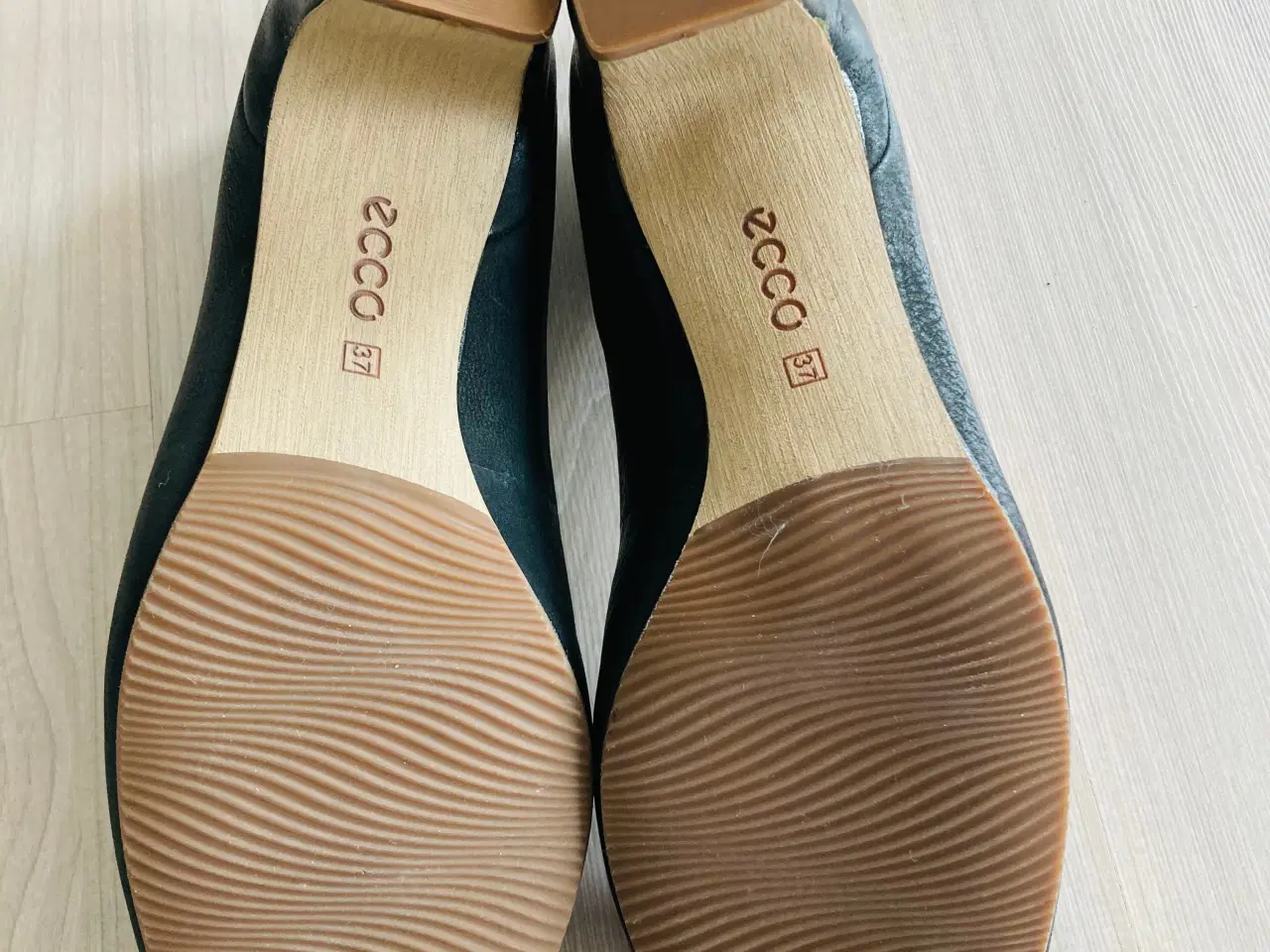 Billede 3 - Ecco klassisk sko med hæl str 37 - NYE