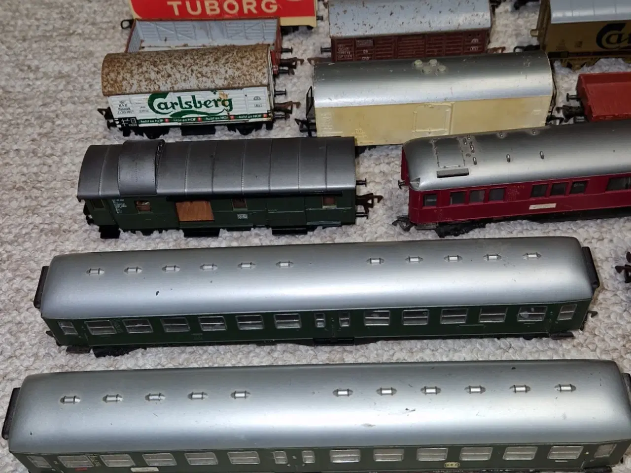 Billede 2 - Tog, huse og skinner