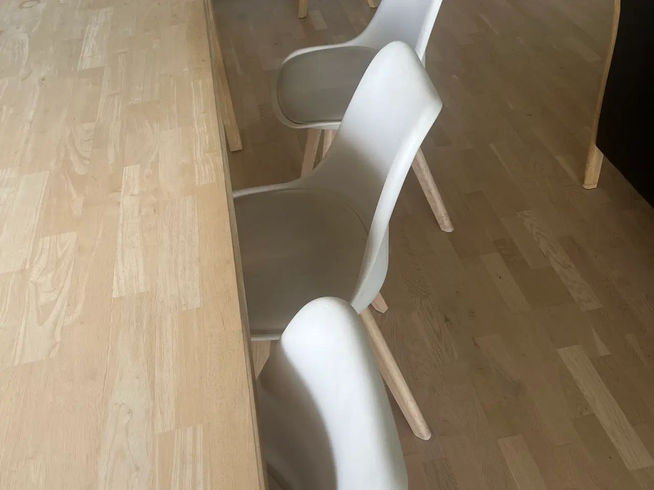 Billede 3 - 8 stk. spisebordsstole i hvidt formstøbt kunststof