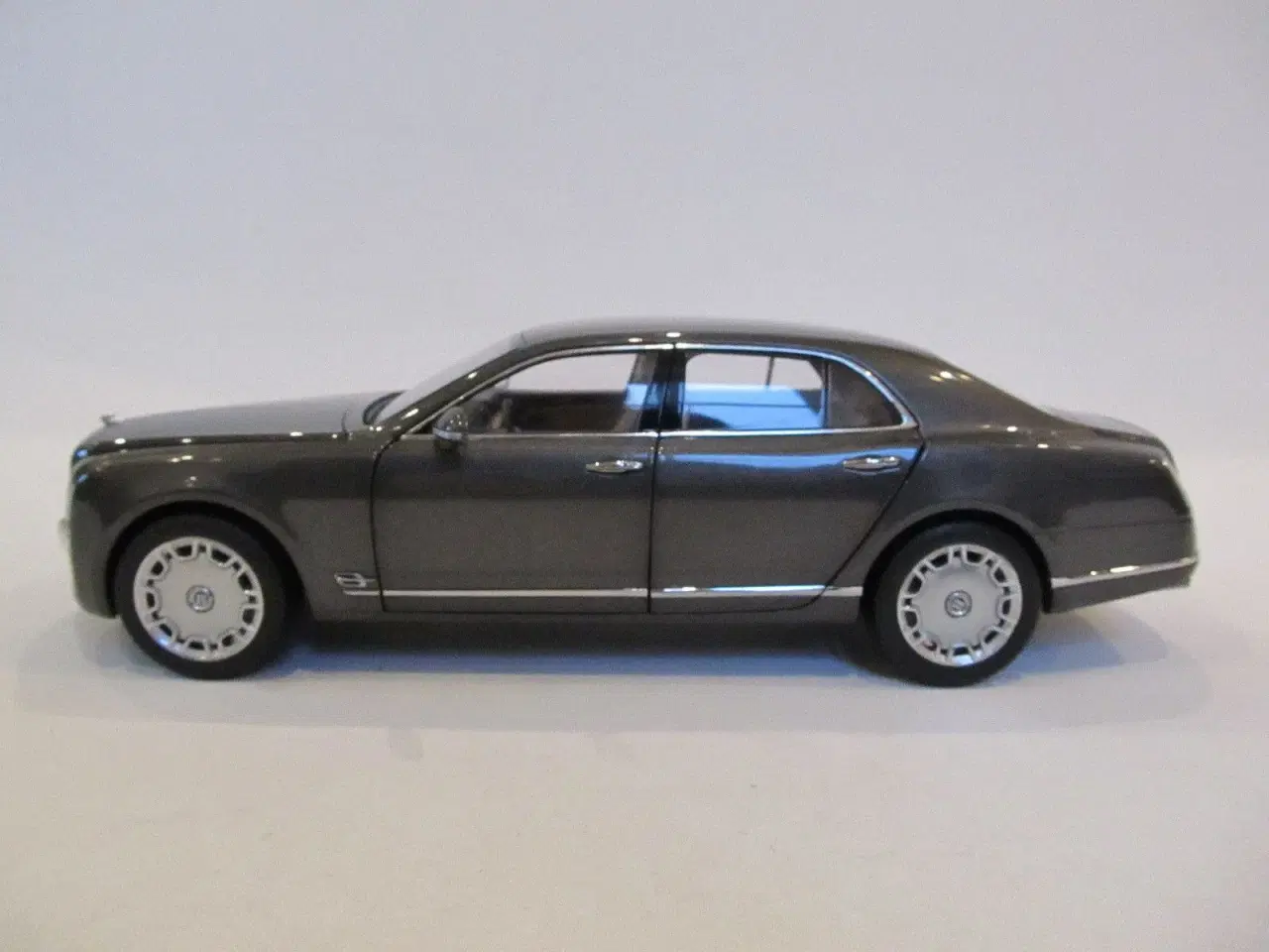 Billede 8 - 2010 Bentley Mulsanne 1:18  - MINICHAMPS 