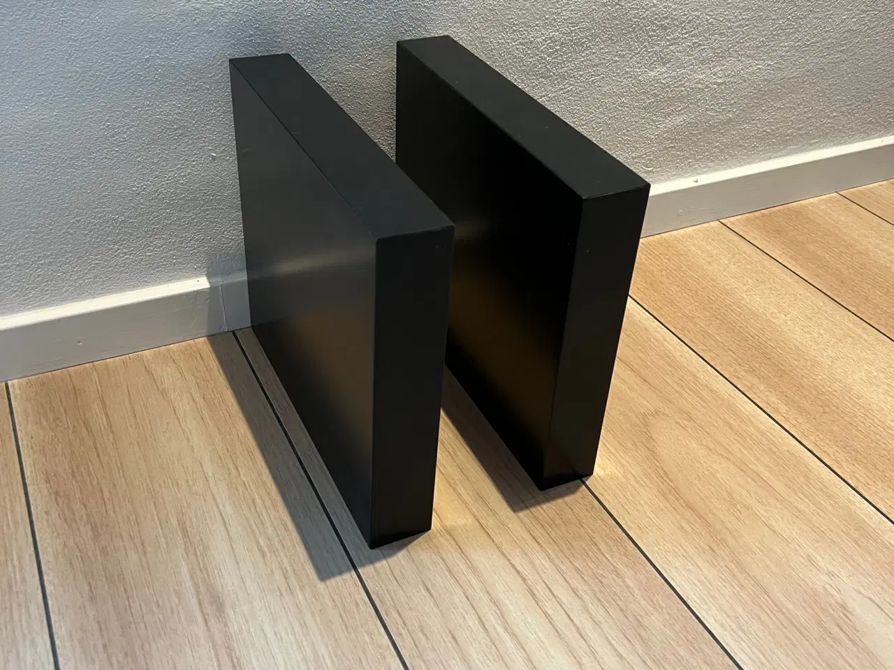 Billede 2 - To sorte hylder fra Ikea 30x26 cm