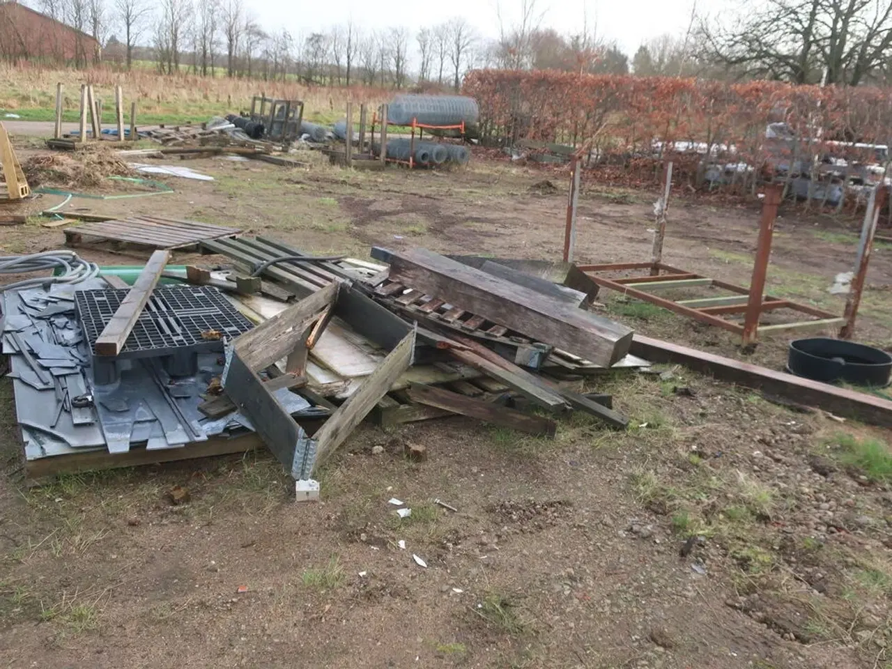 Billede 3 - Bareller, paller med indhold, hegnsstolper m.m.