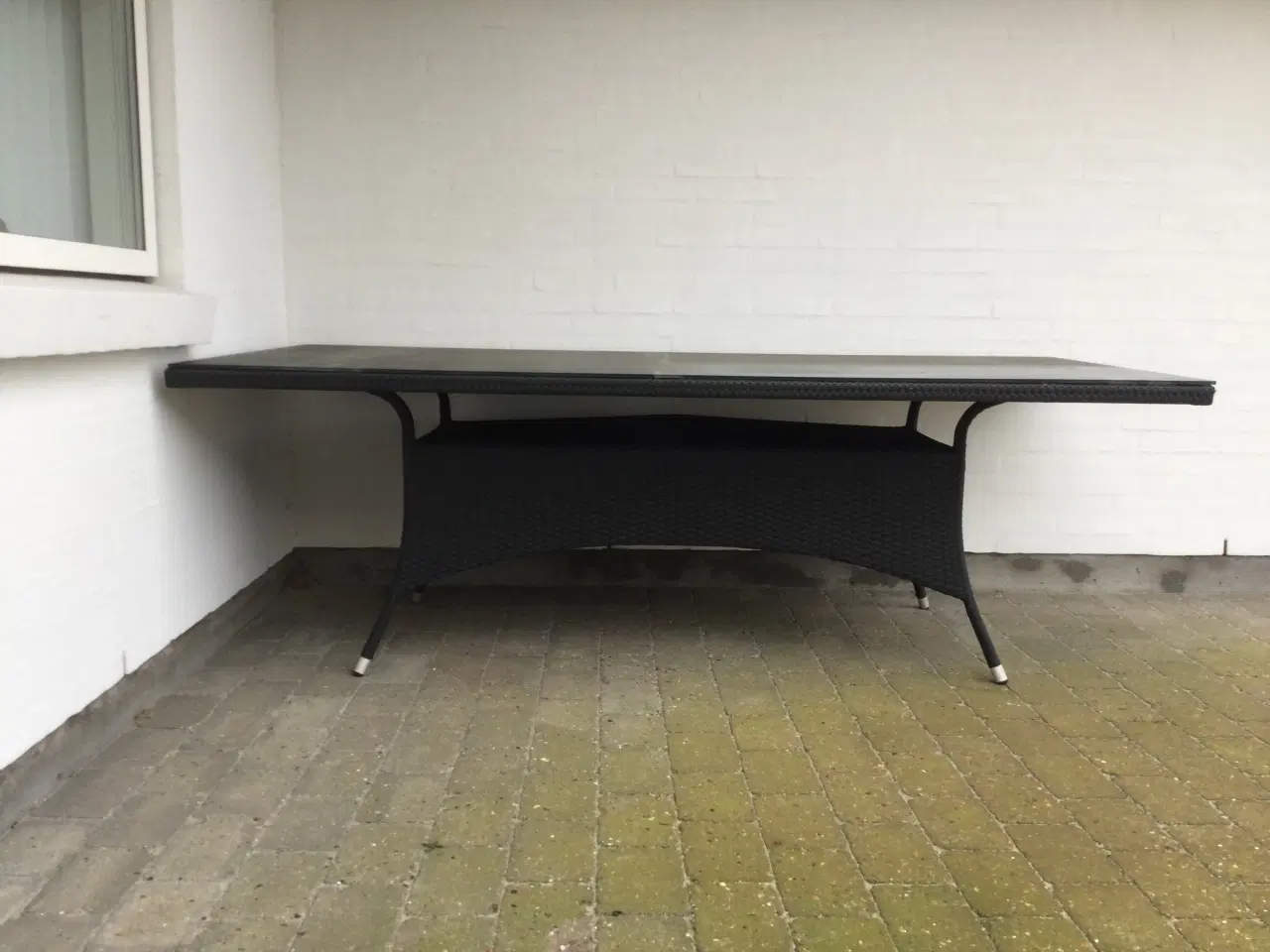 Billede 1 - Havebord og 8 sorte polyrattan stole