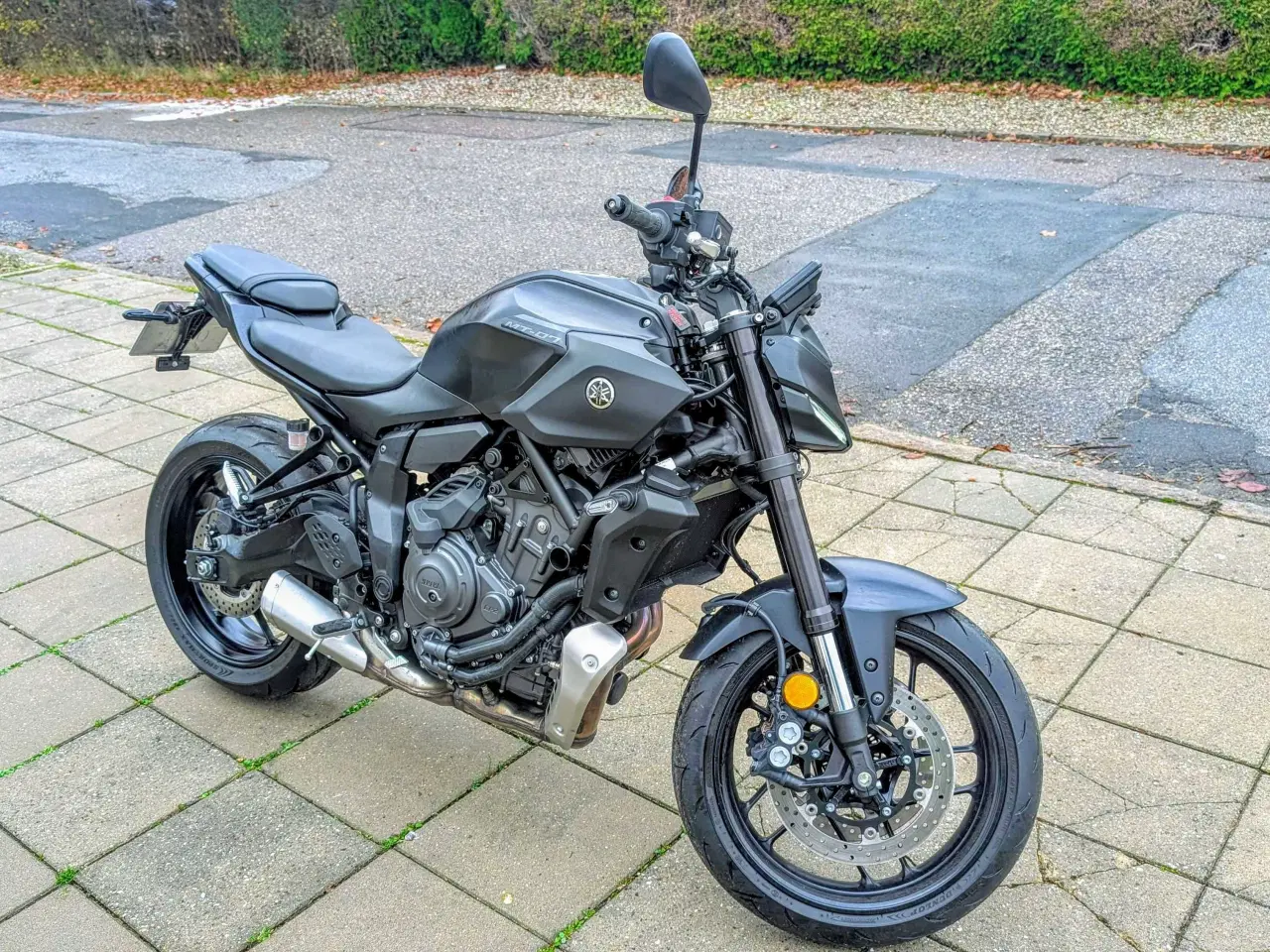 Billede 1 - Næsten ny 2025 Yamaha MT-07 Y-AMT – Sort – Kun 880