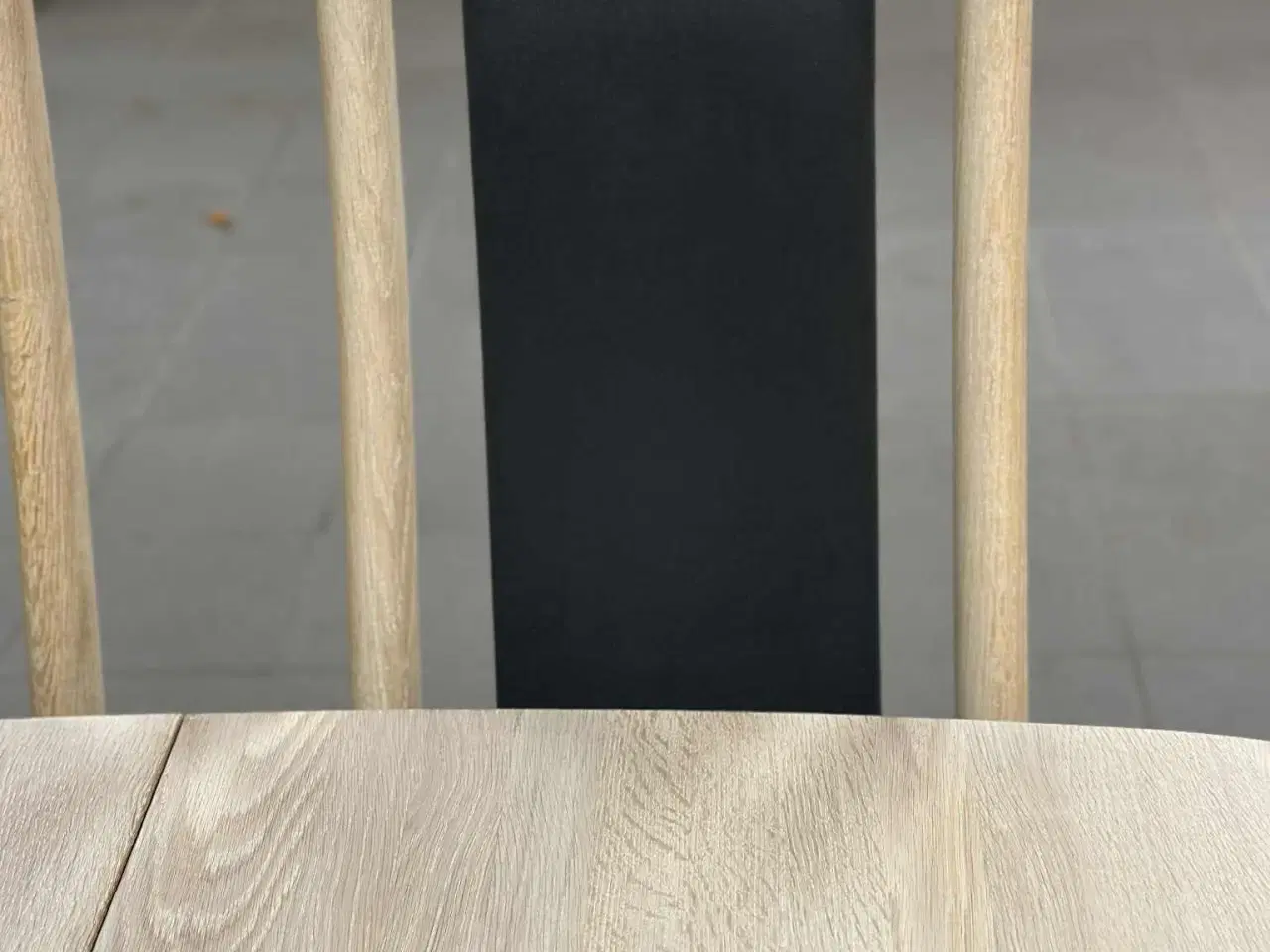 Billede 3 - Spisebord med fire stole sælges.