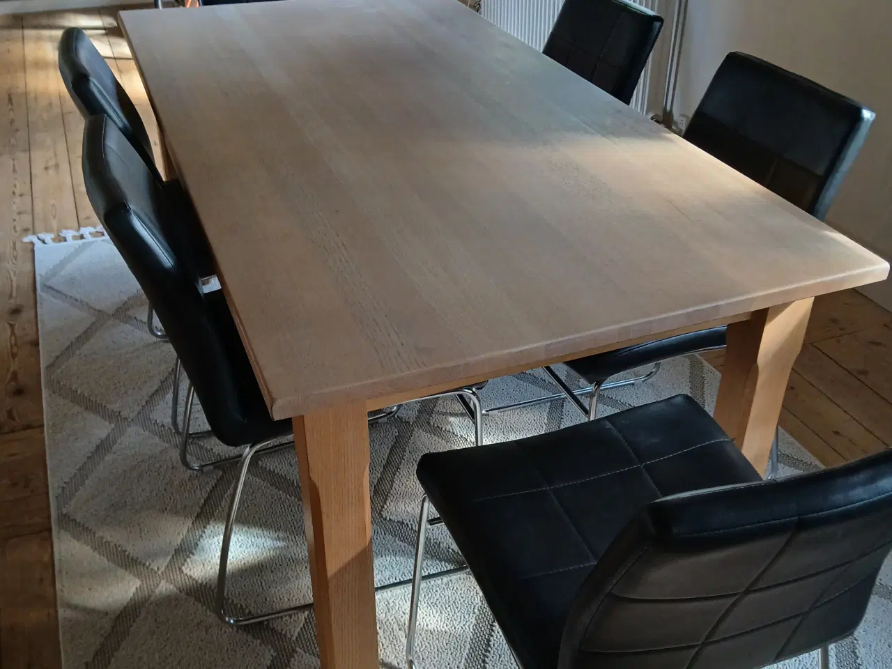 Billede 1 - spisebord med 6 stole