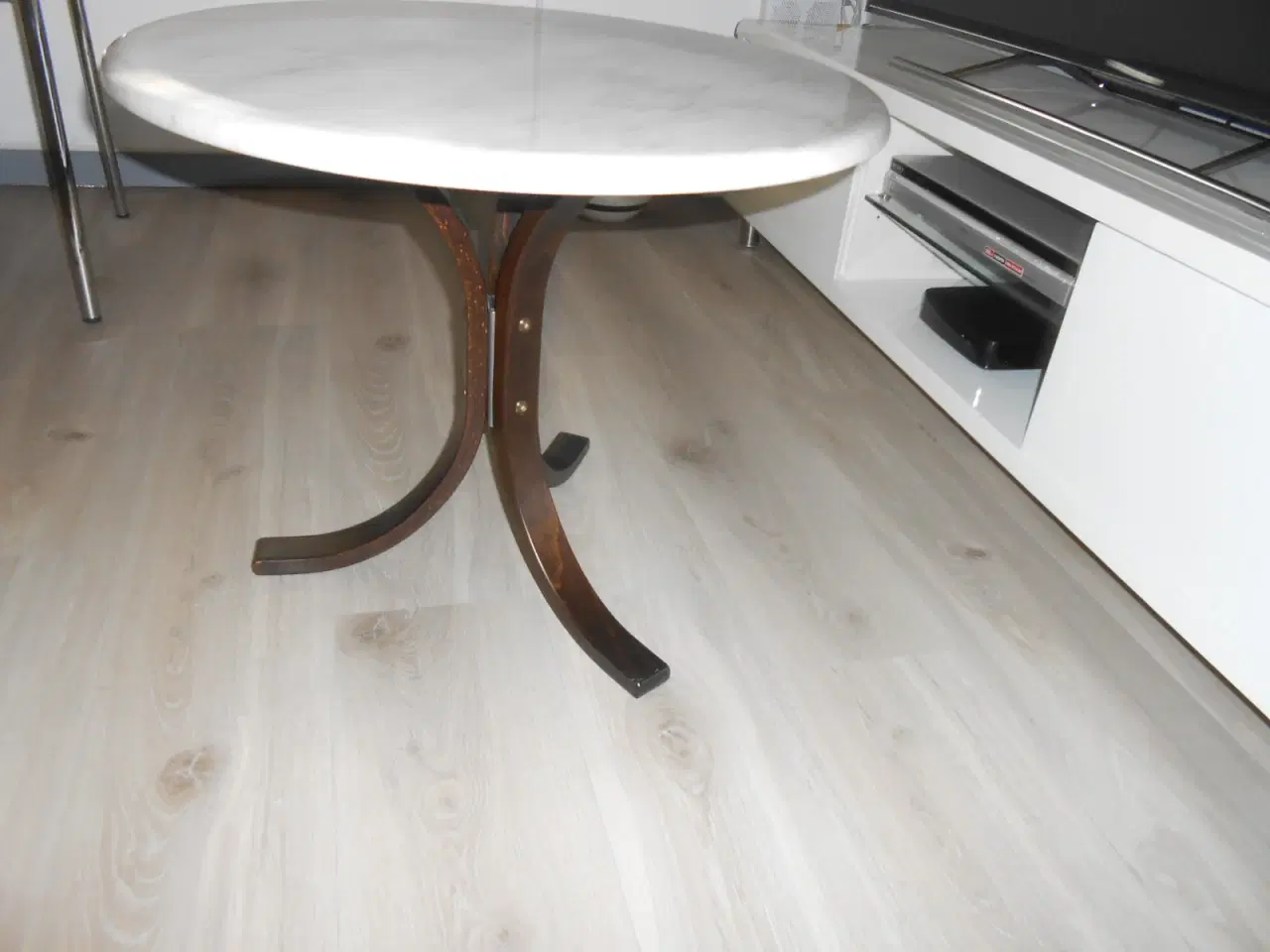 Billede 2 - Flot Hjørne/lampebord med marmor plade