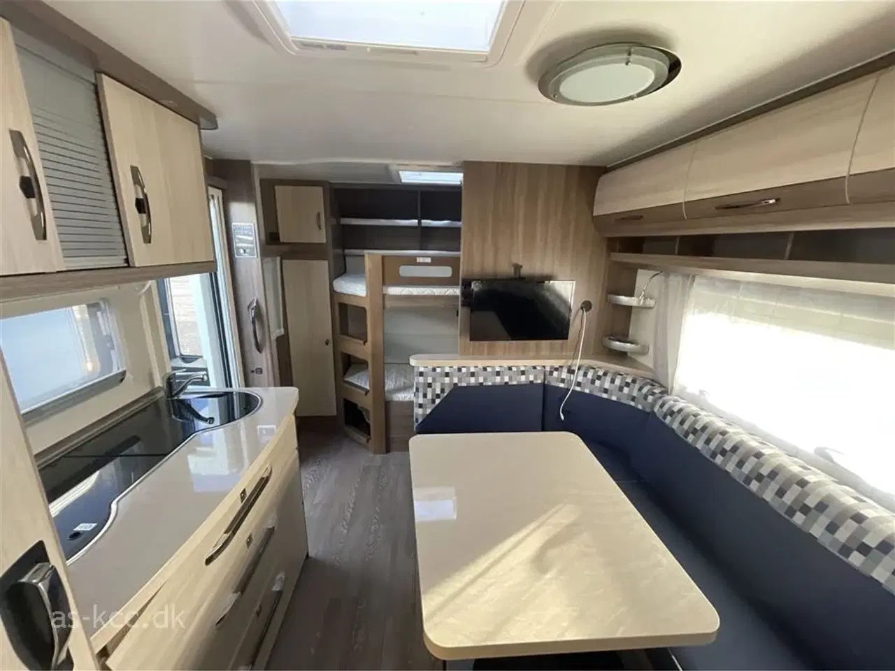 Billede 10 - 2017 - Hobby De Luxe 560 KMFe   Hobby De Luxe 560 KMFE årg. 2017 incl. 6 sovepladser, 6 siddepladser, Nyt Isabella Commodore Dawn 2024, mover, Eclipse12v tv, Sun Blue med stænger