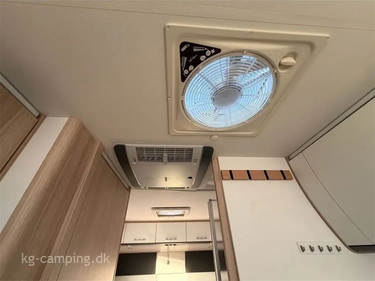 Billede 19 - 2021 - SunLight I 68 Adventure Edition   Topudstyret autocamper med bla. Clesana toilet - Ektra webasto oliefyr - Klimaanlæg - Maxxfan osv...