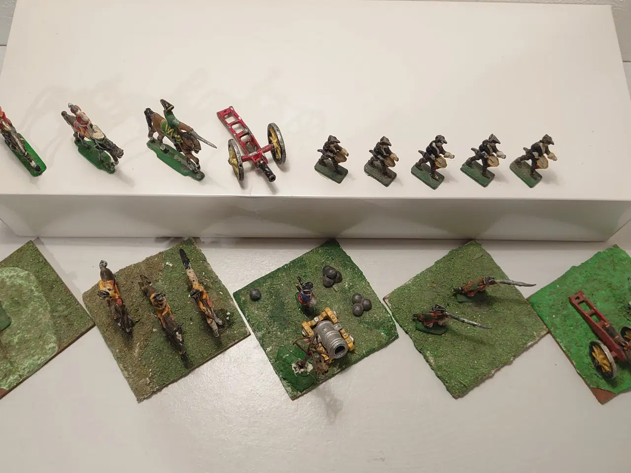 Billede 7 - Tinsoldater: 8 stk løse, kanon og 5 dioramaer.