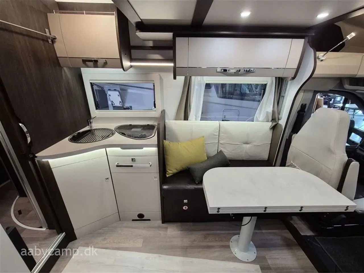 Billede 9 - 2020 - Benimar Tessoro 497 Northautokapp   Nk Pakke. Automatgear. solceller. Batteri. Inverter. Markise. Lædersæder. Hæve/sænkbar Queensbed. Varme på spildevandstank.