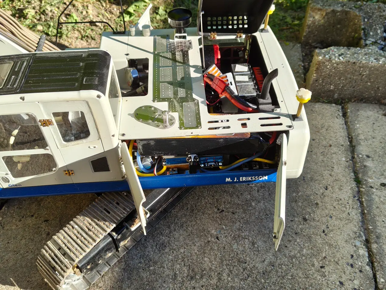 Billede 4 - Fjernstyert gravemaskine og dumper