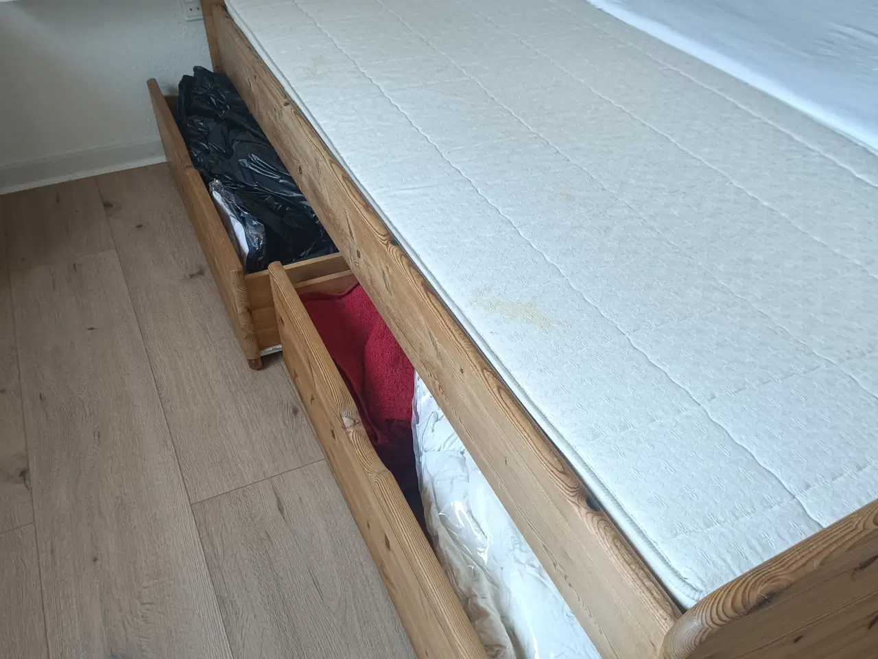 Billede 2 - Seng 180x200, med madrasser