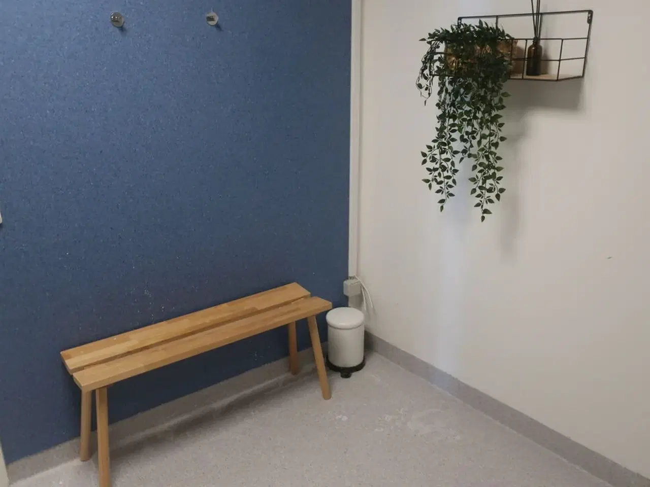 Billede 1 - Skammel / skraldespand / planter m.m.