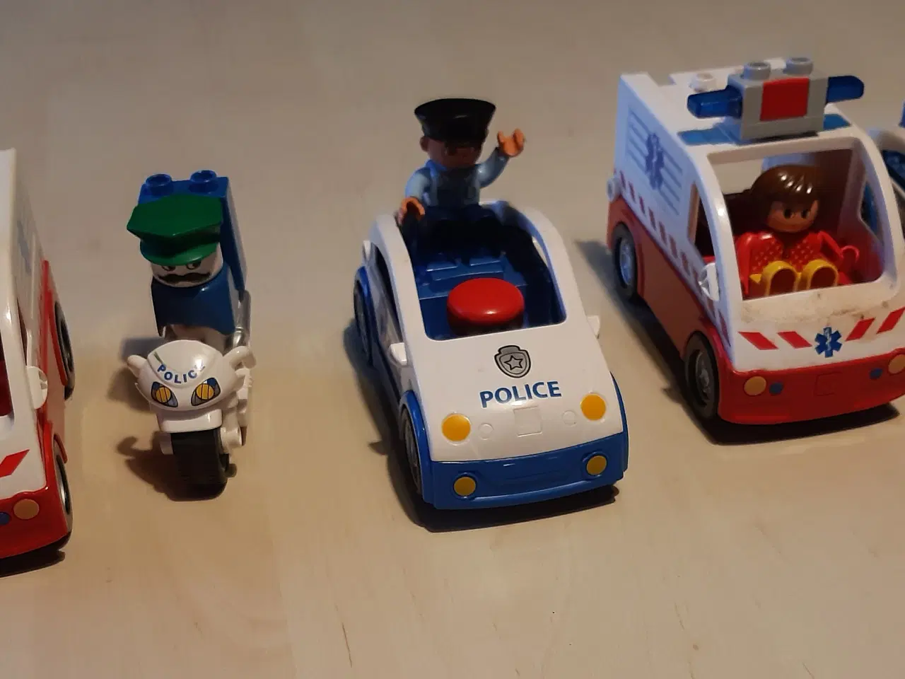Billede 1 - Duplo Politi og Ambulancer