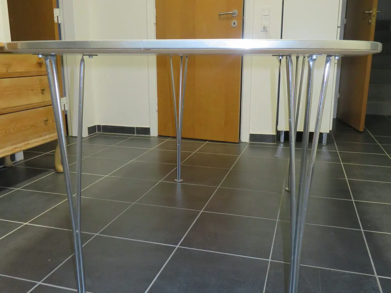 Billede 2 - Hvidt spisebord med stålben