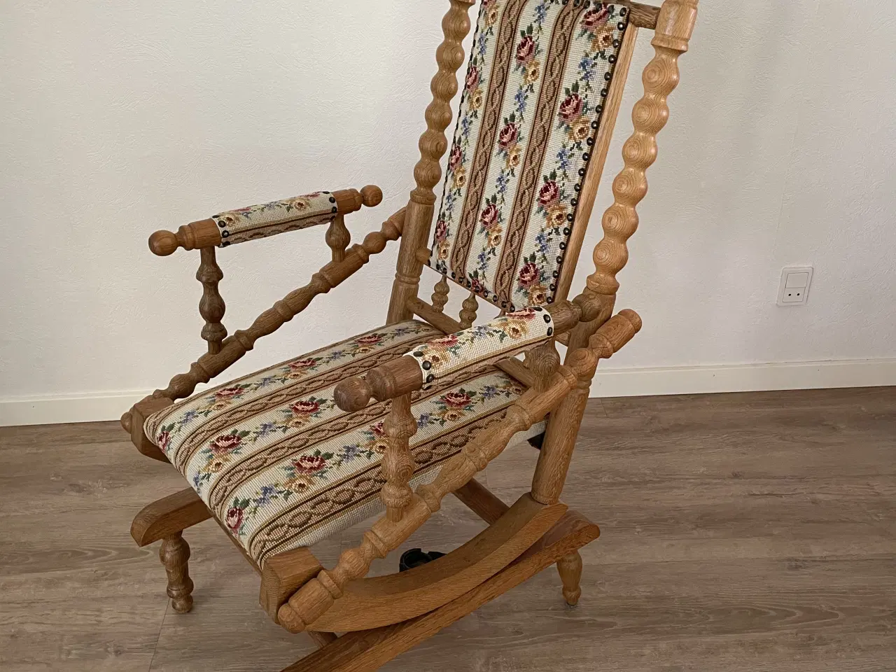 Billede 2 - Rokkestol i egetræ med broderet stof