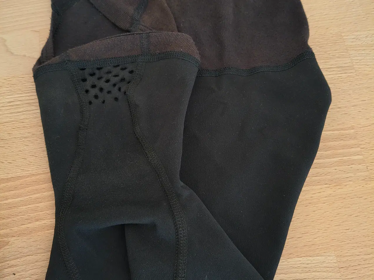 Billede 2 - HJELM, HJELM-HUE OG HALSEDISSE 